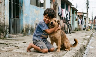 Menino para pra abraçar cachorros vira-lata quando achava que ninguém estava olhando
