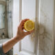 Aplicar limão na porta do banheiro: por que isso é recomendado e para que serve