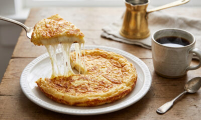 Esse pão de queijo de frigideira fica pronto rapidinho, perfeito para servir com café fresco