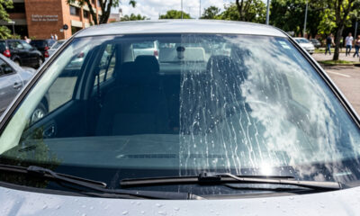 Truque pouco conhecido elimina manchas no vidro do carro, economizando e evitando danos