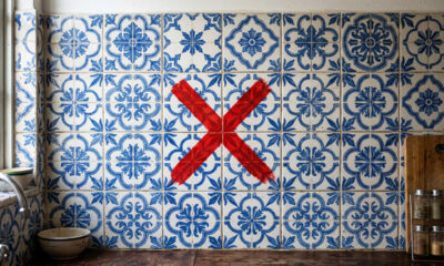 Adeus aos azulejos clássicos: 4 revestimentos de parede elegantes para cozinha que serão tendência em 2026