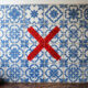 Adeus aos azulejos clássicos: 4 revestimentos de parede elegantes para cozinha que serão tendência em 2026