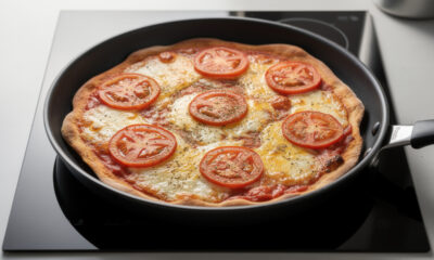 Misture farinha de trigo, margarina e água e faça uma pizza de frigideira rápida e deliciosa que fica pronta em poucos minutos