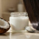 3 maneiras simples de usar óleo de coco para acalmar o couro cabeludo