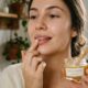 Você pode fazer este esfoliante labial para lábios secos em casa com 4 ingredientes
