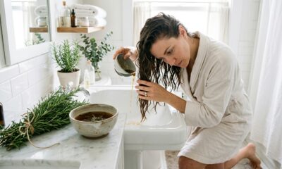 Lavar o cabelo com chá de alecrim: para que serve e quando fazer