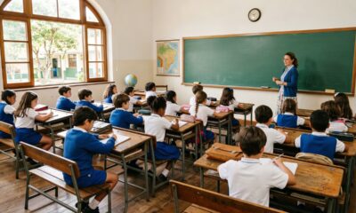 Carteiras de madeira faziam parte de uma rotina escolar simples que marcou muitas gerações