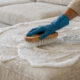 Como limpar sofá de tecido em casa usando apenas espuma de sabão