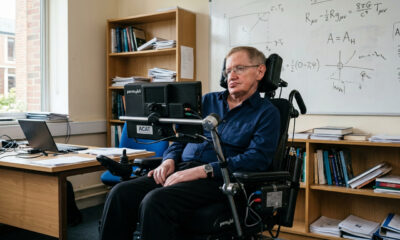 Stephen Hawking, cosmólogo e físico teórico: “As pessoas quietas e silenciosas são as que têm as mentes mais fortes e eloquentes.”