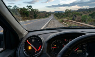 Rodar com o carro na reserva pode reduzir a vida útil da bomba de combustível