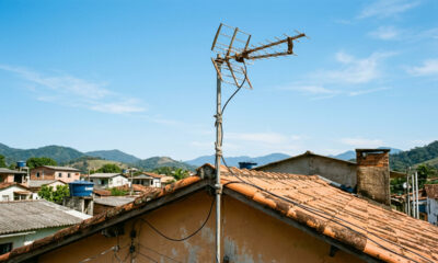 A antena de TV no telhado era comum e fazia parte da paisagem de quase toda casa