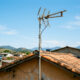 A antena de TV no telhado era comum e fazia parte da paisagem de quase toda casa