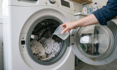 Colocar uma xícara de água sanitária na máquina de lavar: para que serve e por que recomendam