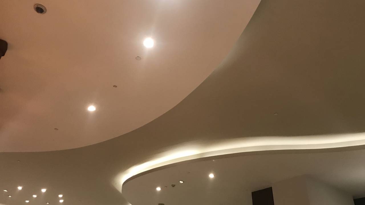 Melhore o ambiente e o clima da sua casa usando iluminação indireta sem gastar muito