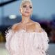 Frase do dia de Lady Gaga: “Algumas mulheres escolhem seguir os homens, e algumas mulheres escolhem seguir seus sonhos. Se você está se perguntando qual caminho seguir, lembre-se de que sua carreira nunca vai acordar e dizer que não te ama mais.”