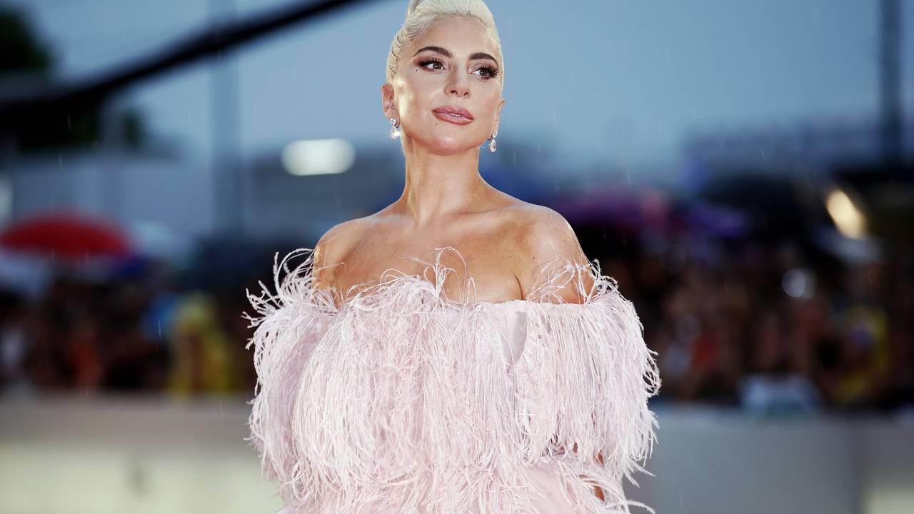 Frase do dia de Lady Gaga: “Algumas mulheres escolhem seguir os homens, e algumas mulheres escolhem seguir seus sonhos. Se você está se perguntando qual caminho seguir, lembre-se de que sua carreira nunca vai acordar e dizer que não te ama mais.”