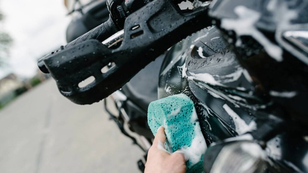 Com apenas 2 produtos e técnica correta, é possível lavar a moto em casa sem riscar a pintura
