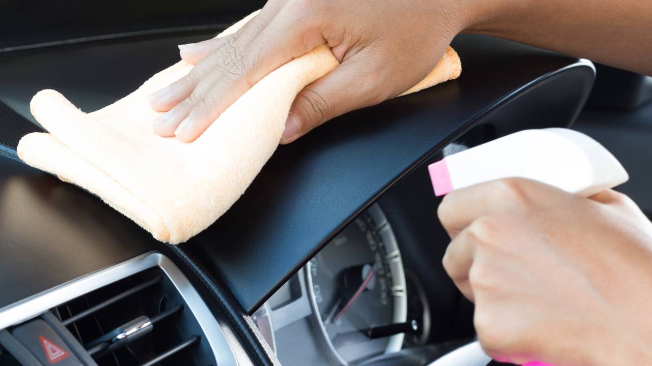 Mistura caseira para limpar o painel do carro e recuperar aparência sem danificar o plástico