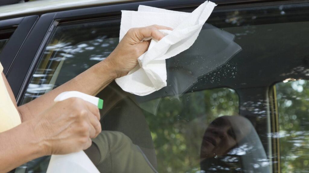 Aprenda como limpar o vidro do carro corretamente e deixar o para-brisa totalmente transparente