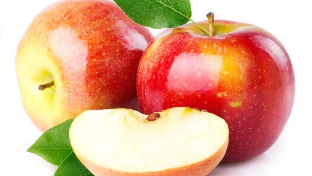 Comer maçã atrai benefícios à saúde e à regulação do intestino e colesterol