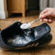 Colocar uma colher de bicarbonato nos sapatos antes de dormir: o que acontece e por que tantas pessoas estão fazendo isso