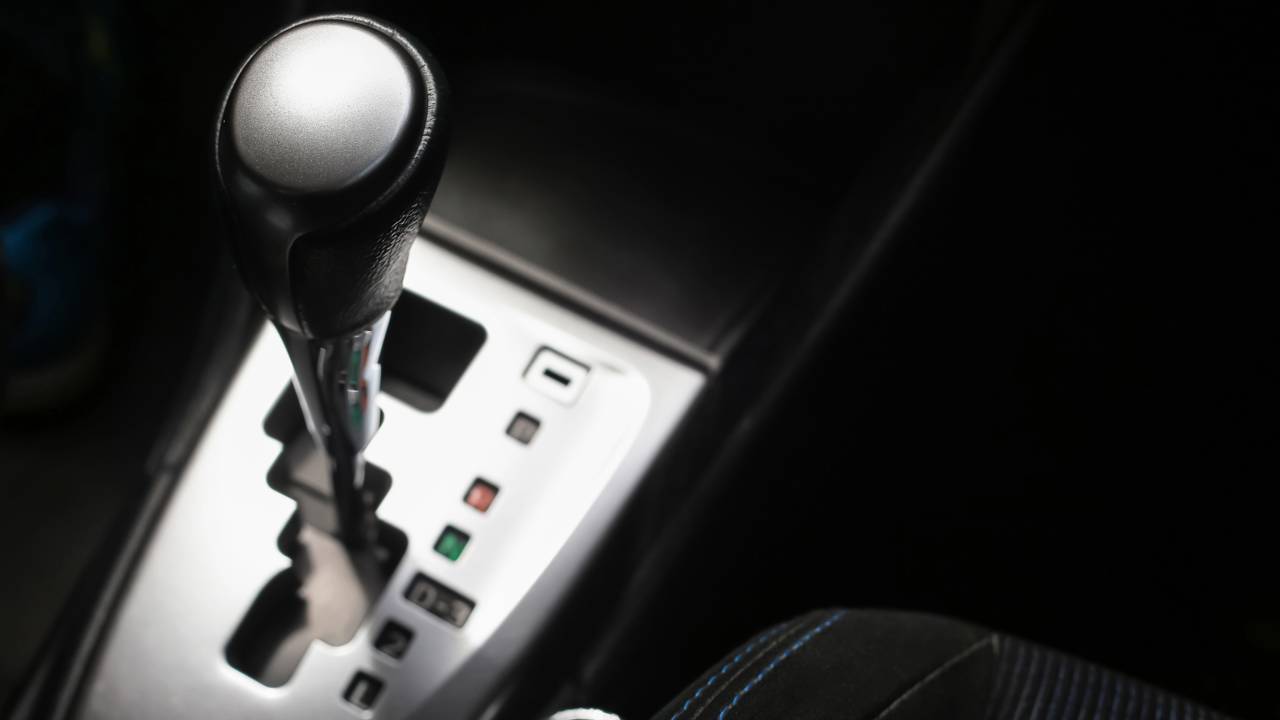 Trancos no câmbio automático podem ser causados por fluido velho ou baixo