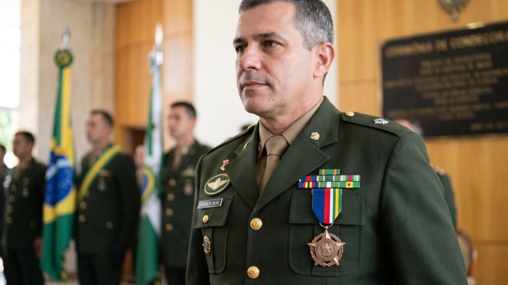 Napoleão Bonaparte, imperador francês: "Um soldado lutará muito e por muito tempo por um pedaço de fita colorida."