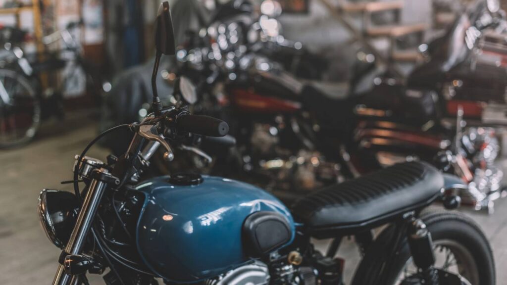 5 erros comuns no frio que causam falhas na moto e saiba como evitar prejuízos