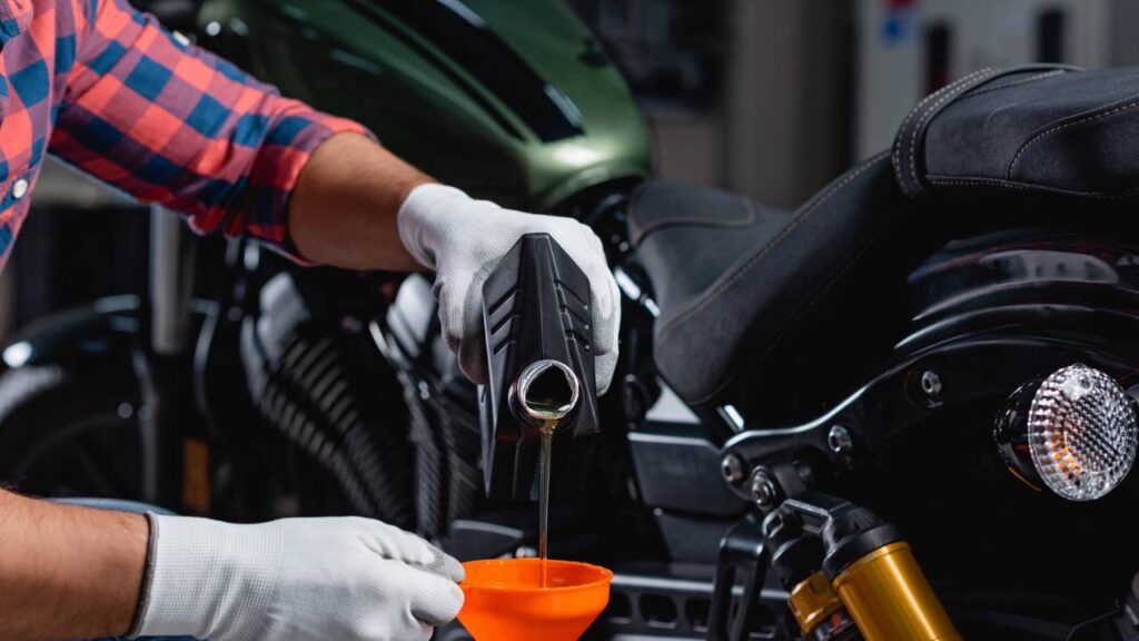 Pequenos descuidos como corrente seca podem causar danos graves na moto