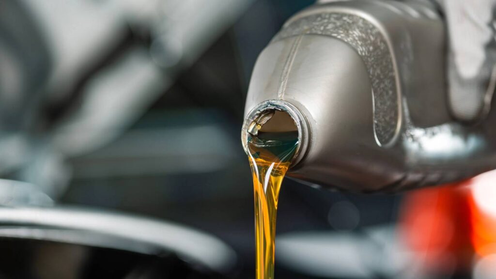 O erro na troca de óleo que pode acabar com o motor do seu carro