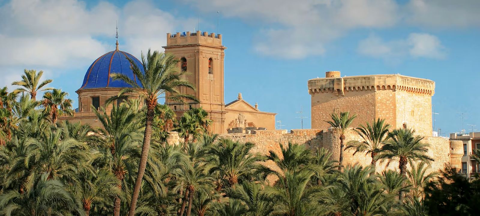 200 mil palmeiras, 9 km de praias e 2 títulos da UNESCO fazem deste vilarejo uma joia escondida na Europa