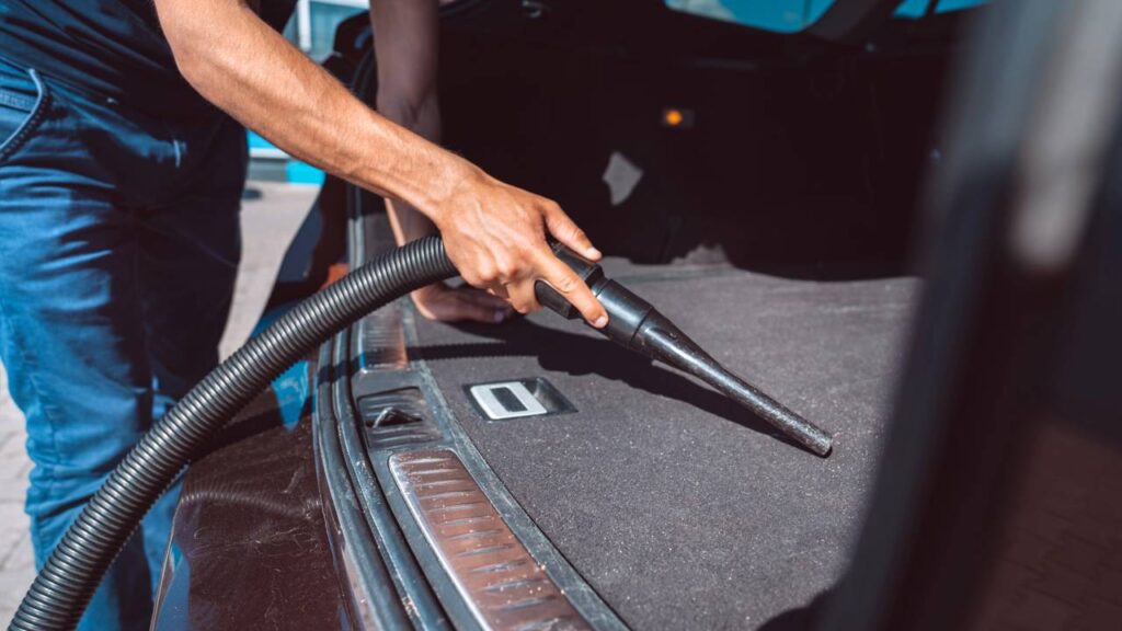 Porta-malas do carro pode parecer limpo, mas esconde sujeira e mau cheiro; saiba como fazer uma limpeza completa em casa