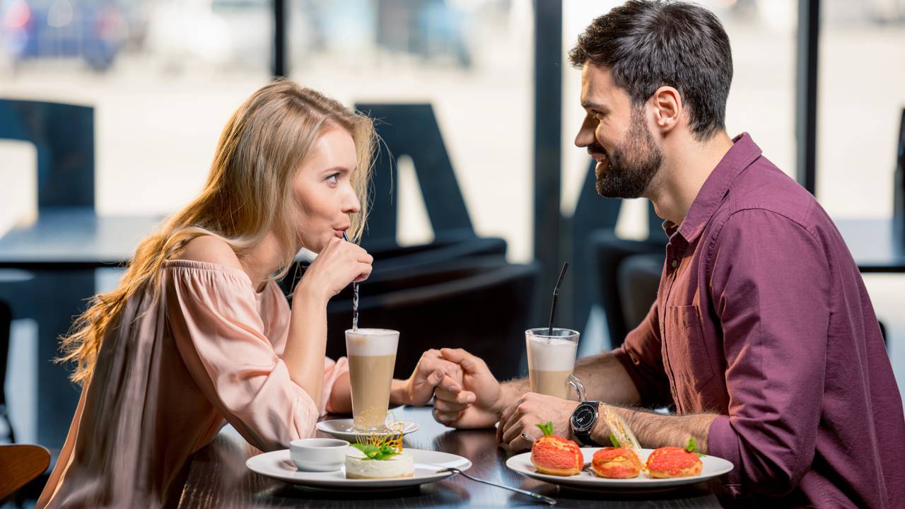 Você se senta no canto ou perto da janela? A psicologia revela 4 hábitos de postura que podem revelar instantaneamente sua personalidade e distância interpessoal