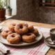 Misture farinha de trigo, açúcar, leite e ovos e faça uma rosquinha frita, perfeita para servir com café fresquinho