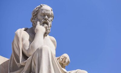 Citação do dia de Sócrates: "Às vezes, construímos muros não para impedir a entrada de pessoas, mas para ver quem se importa o suficiente para derrubá-los"