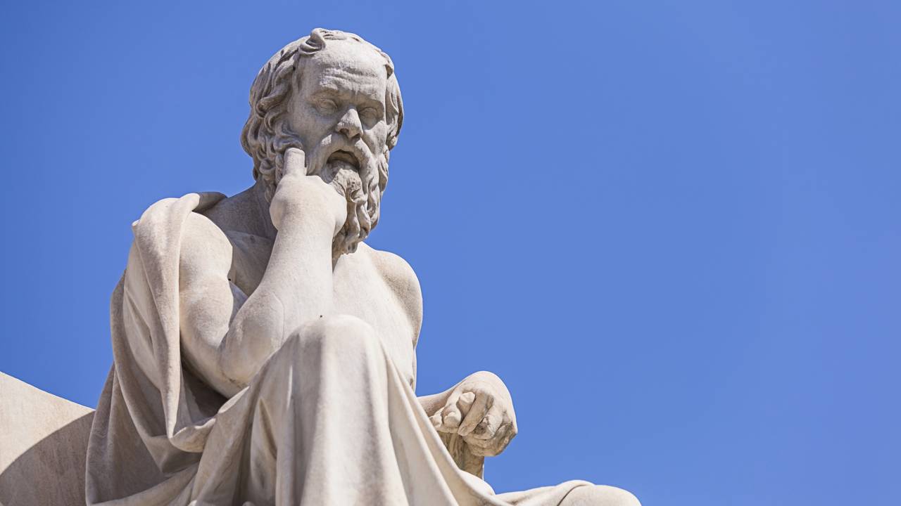 Citação do dia de Sócrates: "Às vezes, construímos muros não para impedir a entrada de pessoas, mas para ver quem se importa o suficiente para derrubá-los"