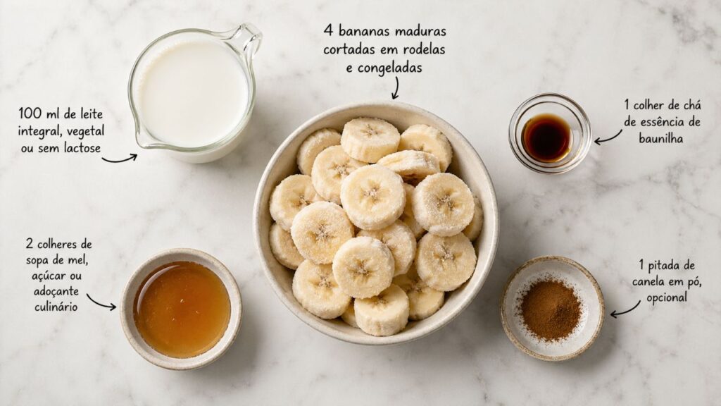 Esse sorvete de banana fica super cremoso e doce na medida, perfeito para servir bem gelado nos dias quentes