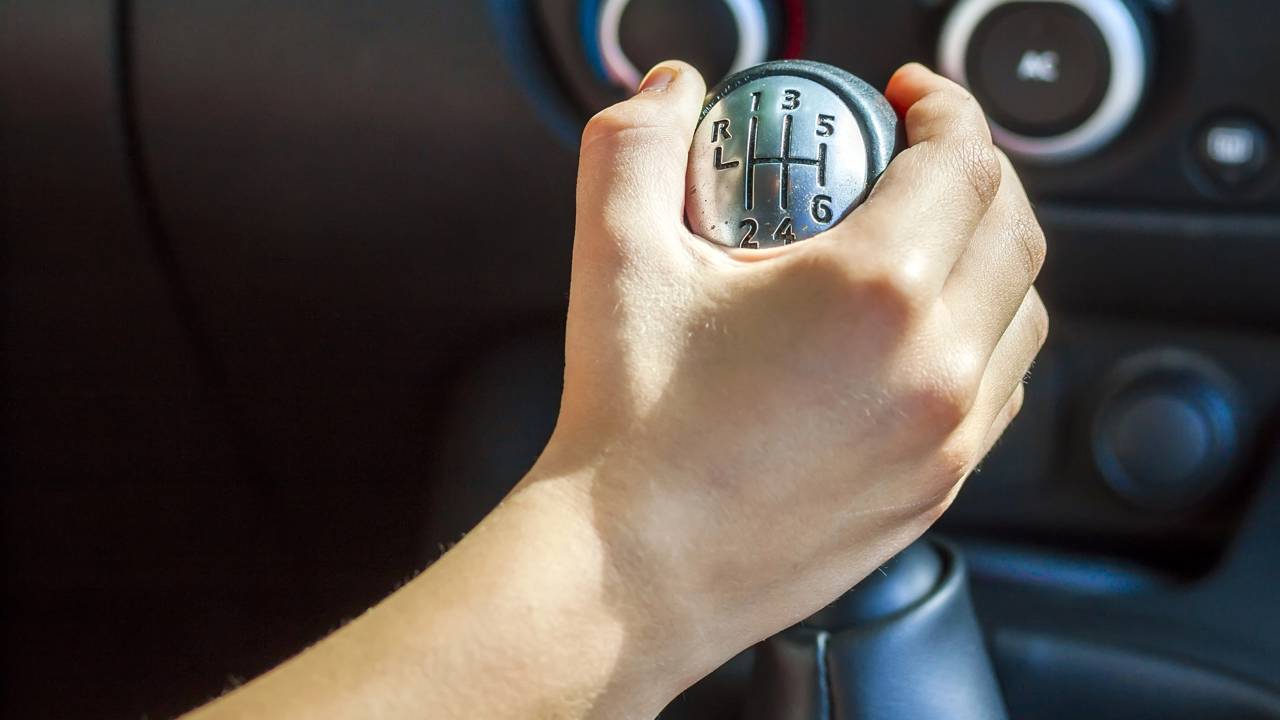 A forma como você troca marchas impacta diretamente no consumo de combustível do seu carro