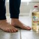 O truque caseiro com vinagre que promete aliviar os pés pode funcionar melhor em um momento bem específico