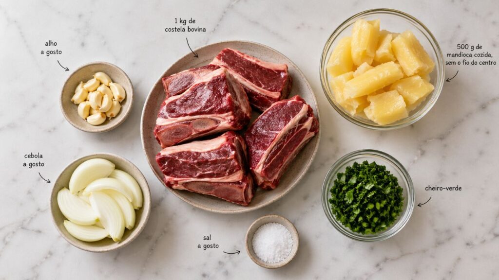 Essa vaca atolada com mandioca fica cremosa e perfeita para servir bem quente em dias mais frios