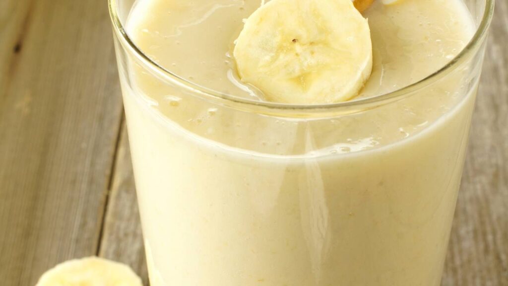 Receita simples de vitamina de banana com aveia pode substituir lanches e ajudar a aumentar a energia