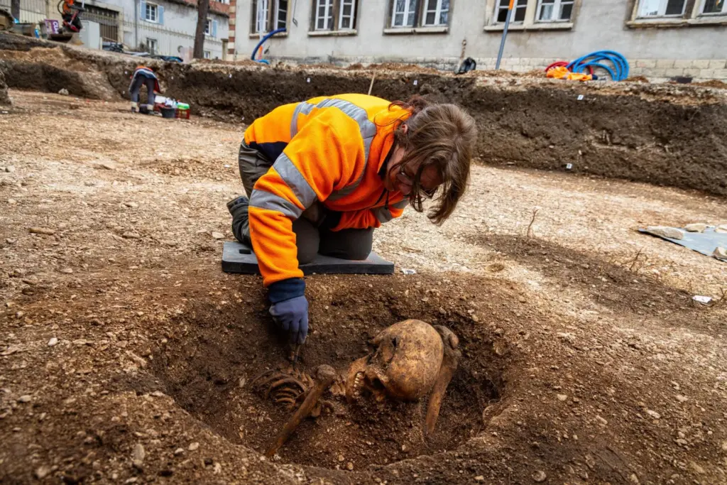 Esqueleto sentado encontrado na França intriga arqueólogos e revive mistério gaulês
