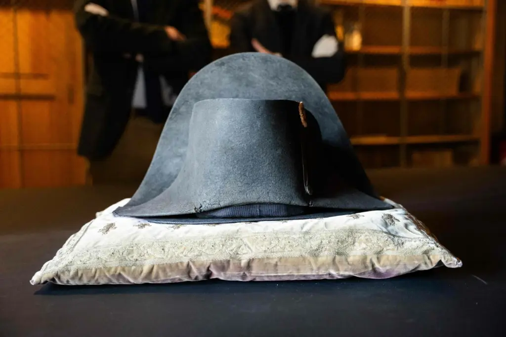 Chapéu perdido de Napoleão é encontrado após mais de 100 anos em museu francês