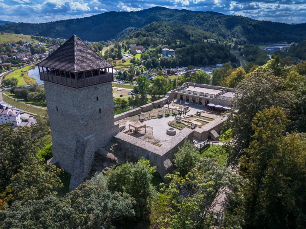 Castelo medieval reconstruído após séculos volta a receber turistas na Polônia