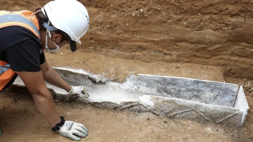 Arqueólogos descobrem túmulo romano luxuoso de jovem em Colchester, na Inglaterra
