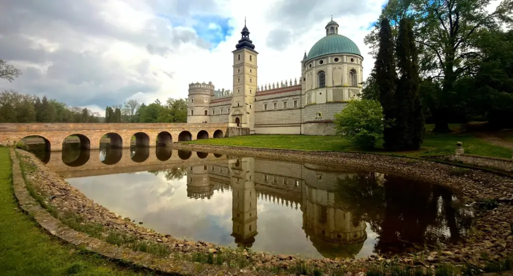Castelo de Krasiczyn encanta turistas com arquitetura única e lendas históricas
