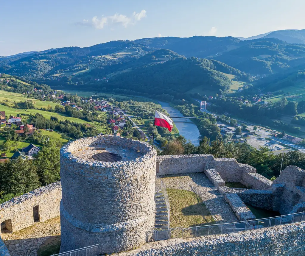 Castelo medieval de Rytro recupera esplendor histórico após restauração