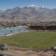 O estádio mais alto do mundo transforma o futebol em um desafio físico raro