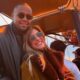 Lorena Improta e Léo Santana sorrindo em óculos escuros, juntos em um balão de ar quente.