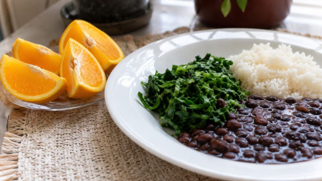 Vitamina C da laranja ajuda o corpo a absorver melhor o ferro vegetal